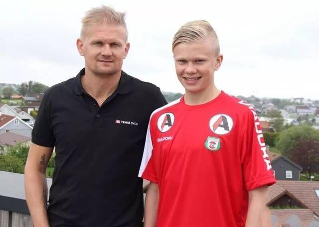 记者：埃斯特旺已抵达伦敦，将于周一加入切尔西的训练（埃斯特旺飞抵伦敦，将于周一参加切尔西训练）