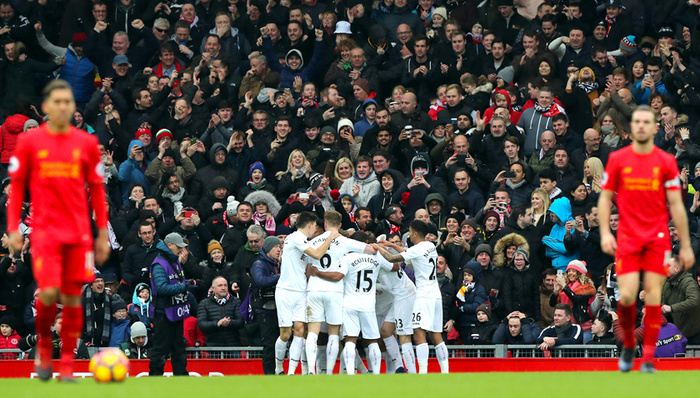 曼联教练席对西汉姆的愤怒反应意味深长（曼联教练组对西汉姆怒怼一幕，耐人寻味）