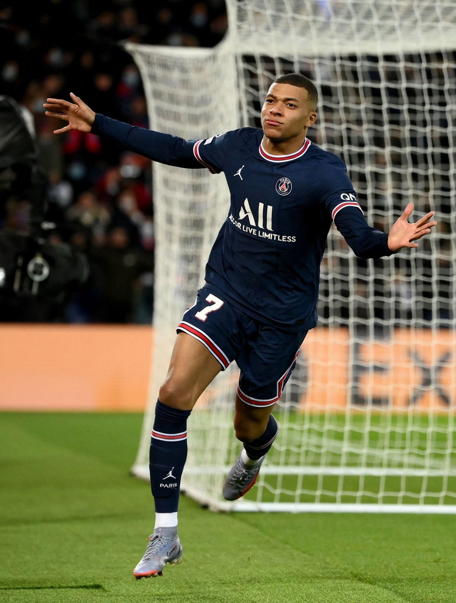 湖人浓眉哥篮下统治力助球队获胜（浓眉禁区制霸，助湖人取胜）