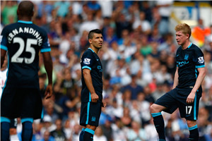 被球迷询问是否会考虑加盟阿森纳，库尼亚大笑回应（被问是否加盟阿森纳，库尼亚笑着回应）