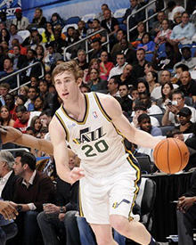 他在防守端 他在防守端